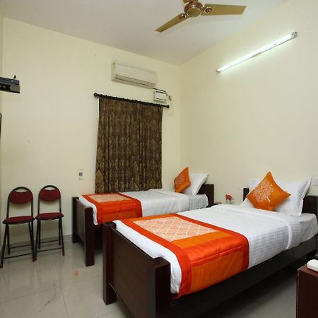 Oyo 10465 Koyambedu Chennai Hotel Bagian luar foto