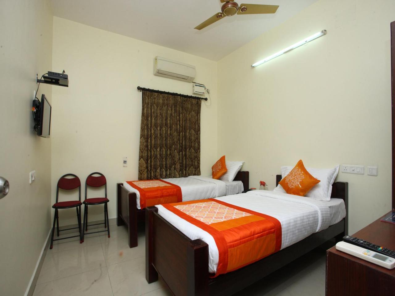 Oyo 10465 Koyambedu Chennai Hotel Bagian luar foto