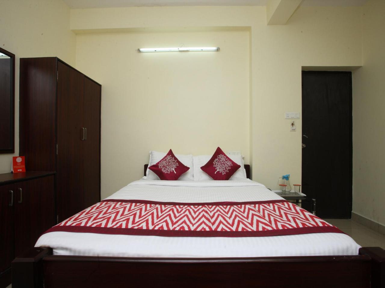 Oyo 10465 Koyambedu Chennai Hotel Bagian luar foto