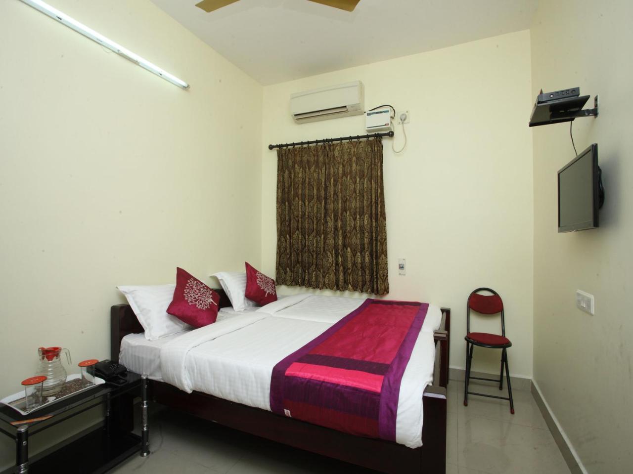 Oyo 10465 Koyambedu Chennai Hotel Bagian luar foto