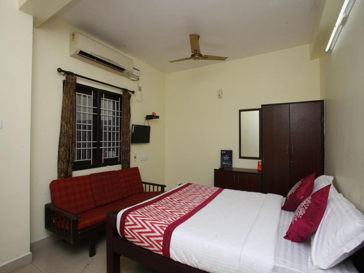 Oyo 10465 Koyambedu Chennai Hotel Bagian luar foto