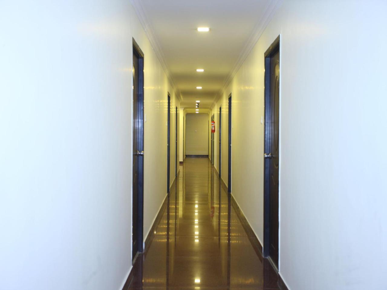 Oyo 10465 Koyambedu Chennai Hotel Bagian luar foto