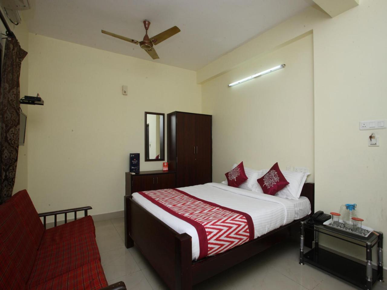 Oyo 10465 Koyambedu Chennai Hotel Bagian luar foto